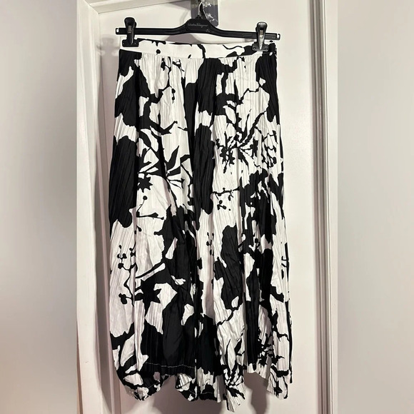 NWOT Salvatore Ferragamo Black & White Pleated Silk Midi Skirt Size 42 (6) - Picture 2 of 10